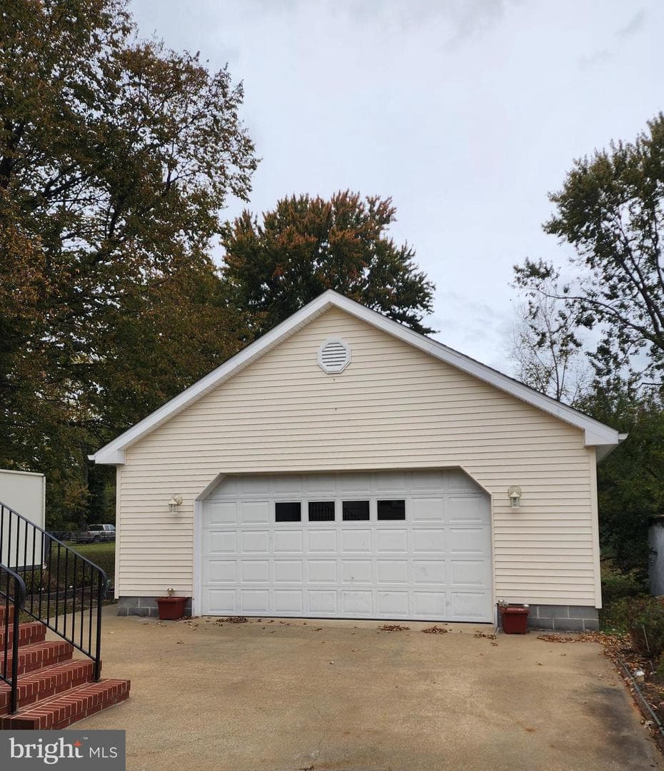 409 Bayly Avenue photo 3