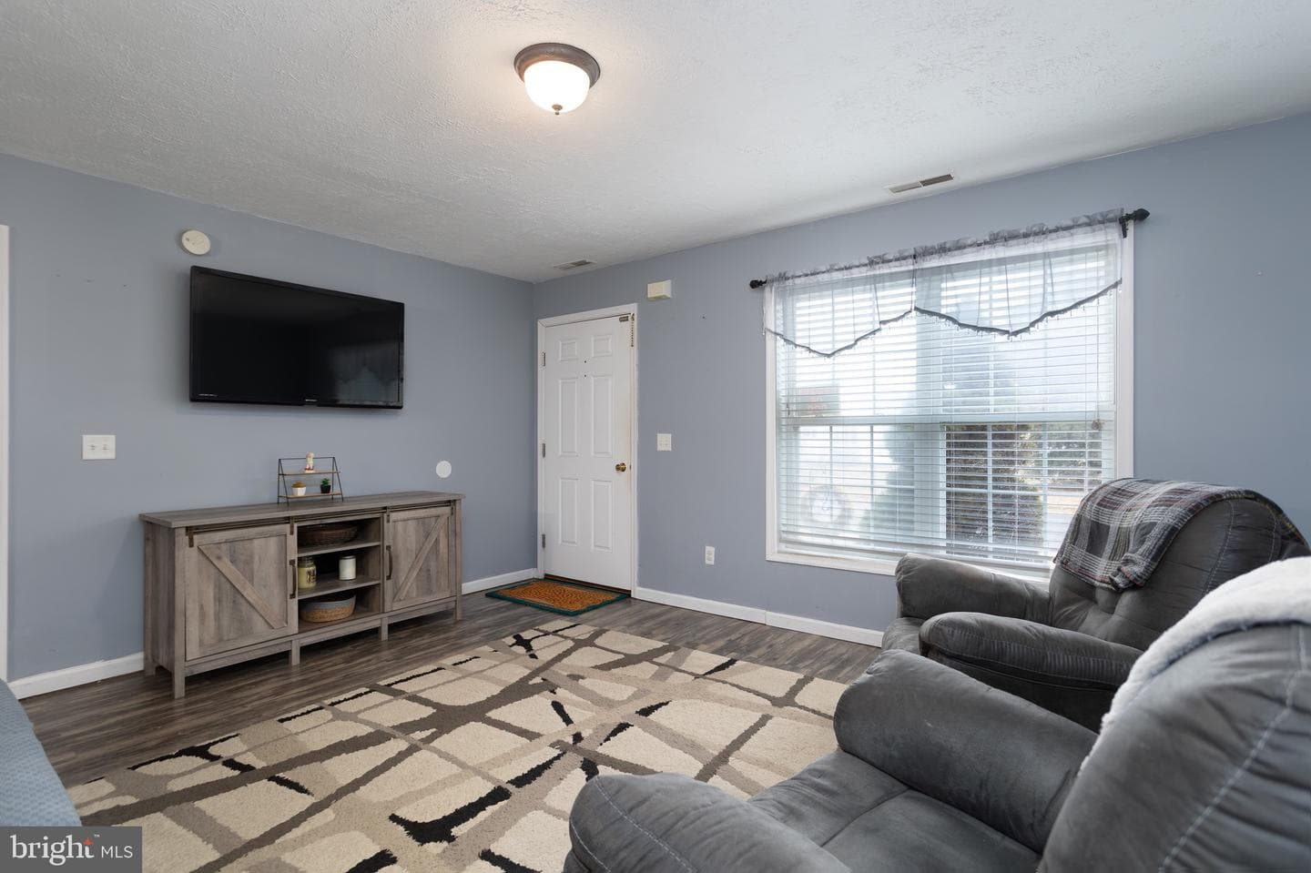 1303 Colonial Avenue photo 3