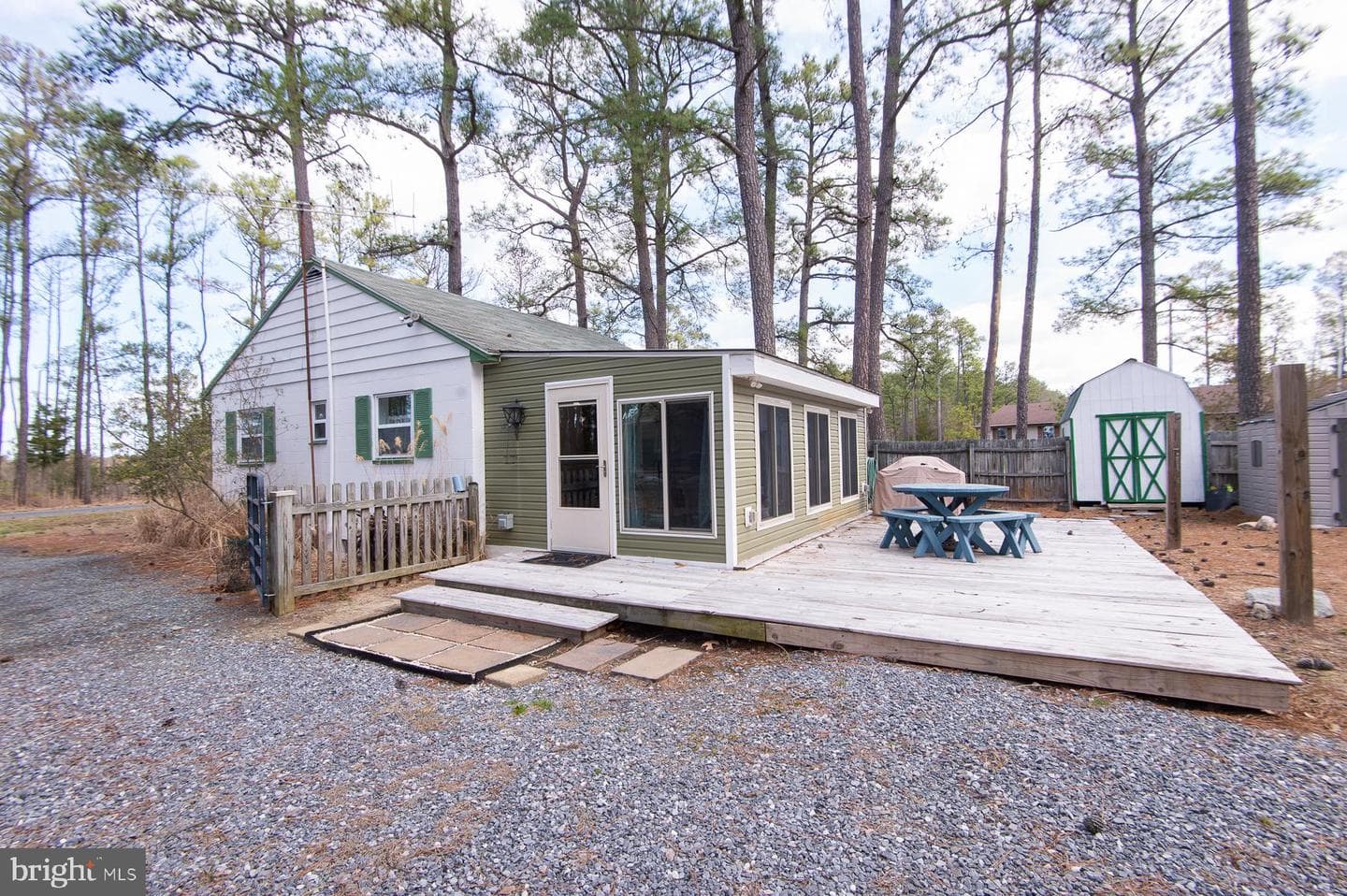 819 Seabreeze Road photo 2