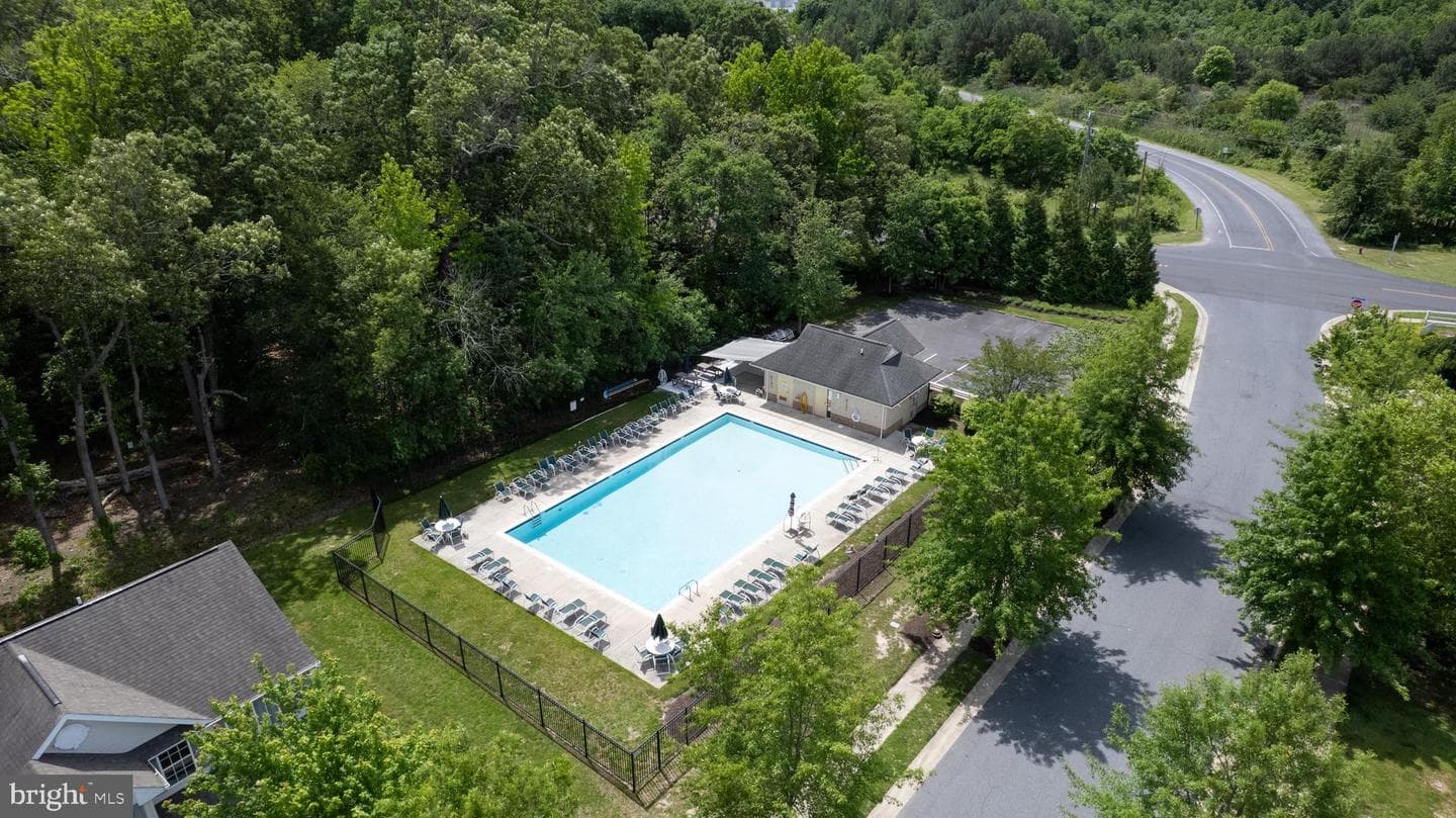 119 Regulator Drive N photo 40