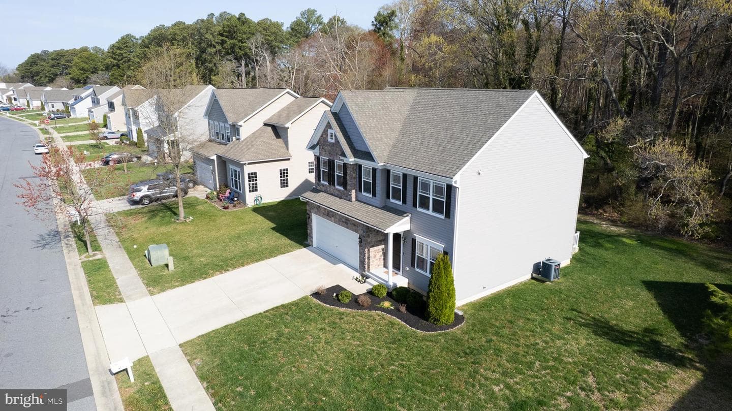 138 Regulator Drive N photo 33