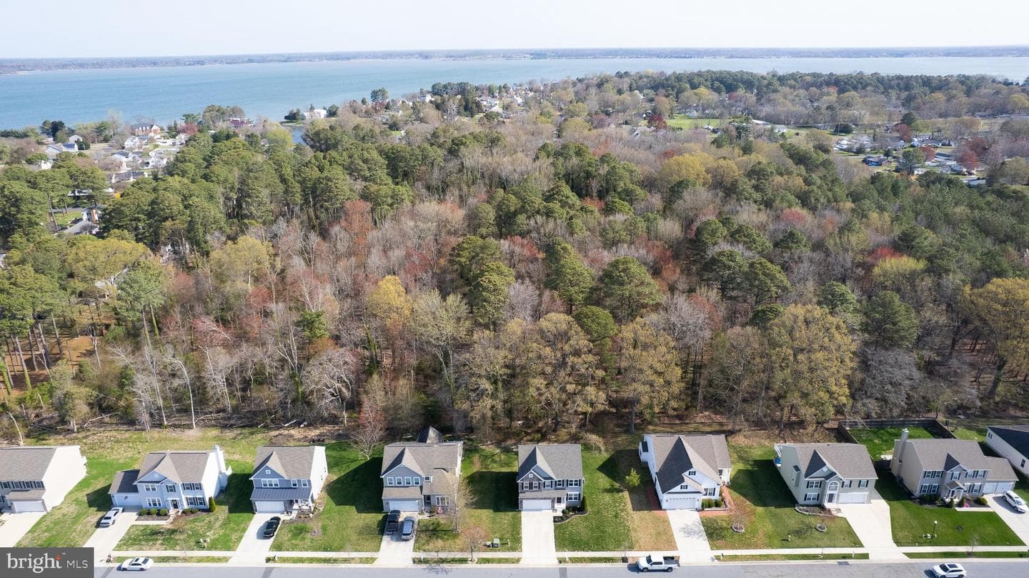 138 Regulator Drive N photo 35