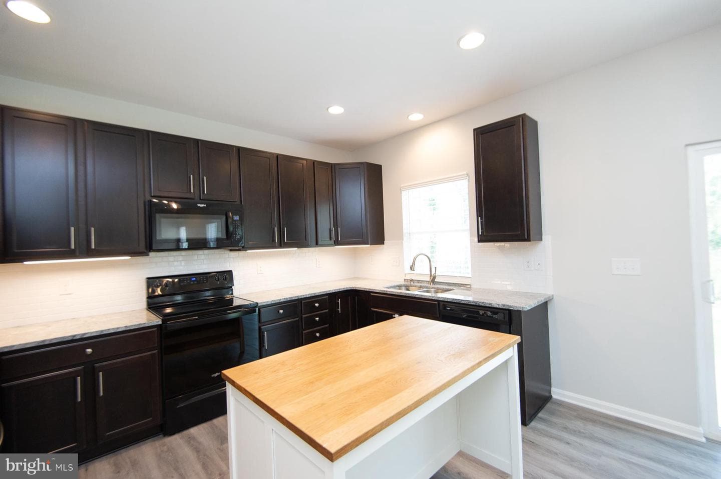 138 Regulator Drive N photo 8
