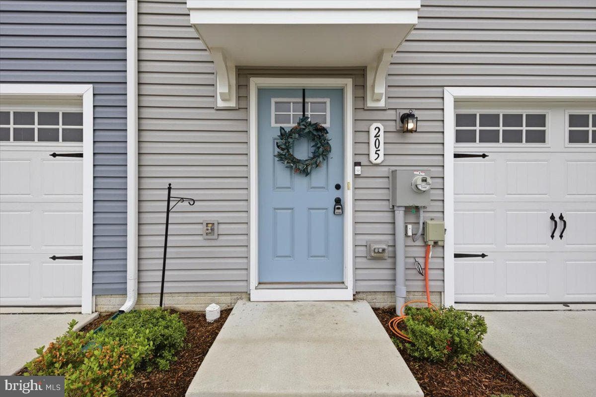 205 Yellow Bill Ln, Cambridge