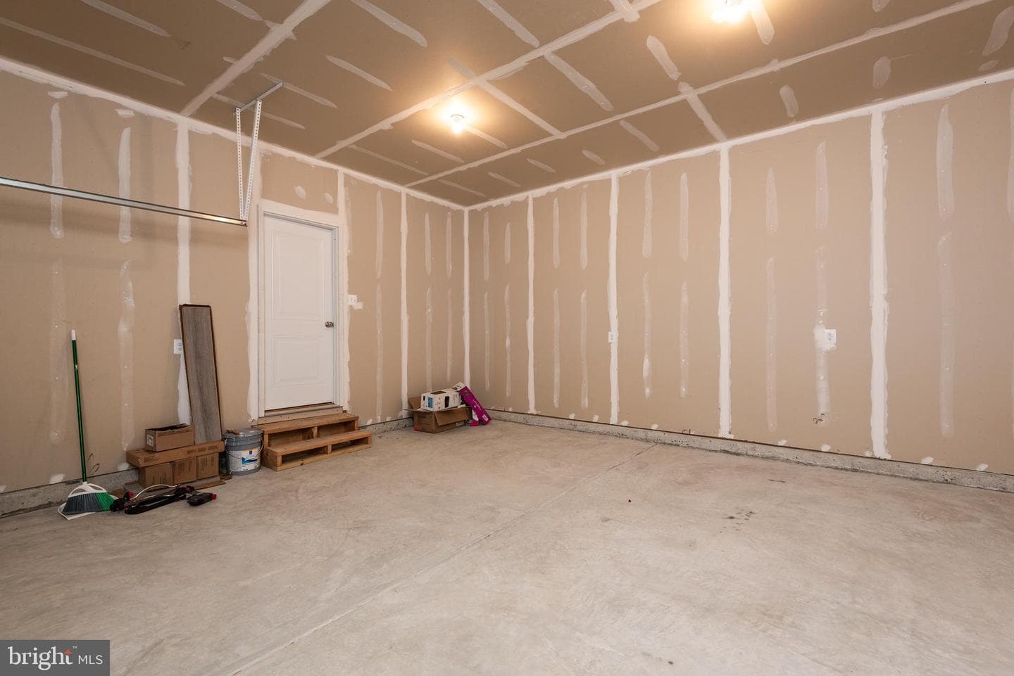 178 Regulator Drive N photo 32