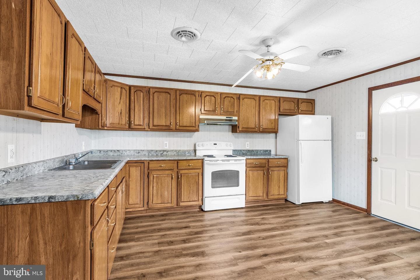 1003 Roslyn Avenue photo 9