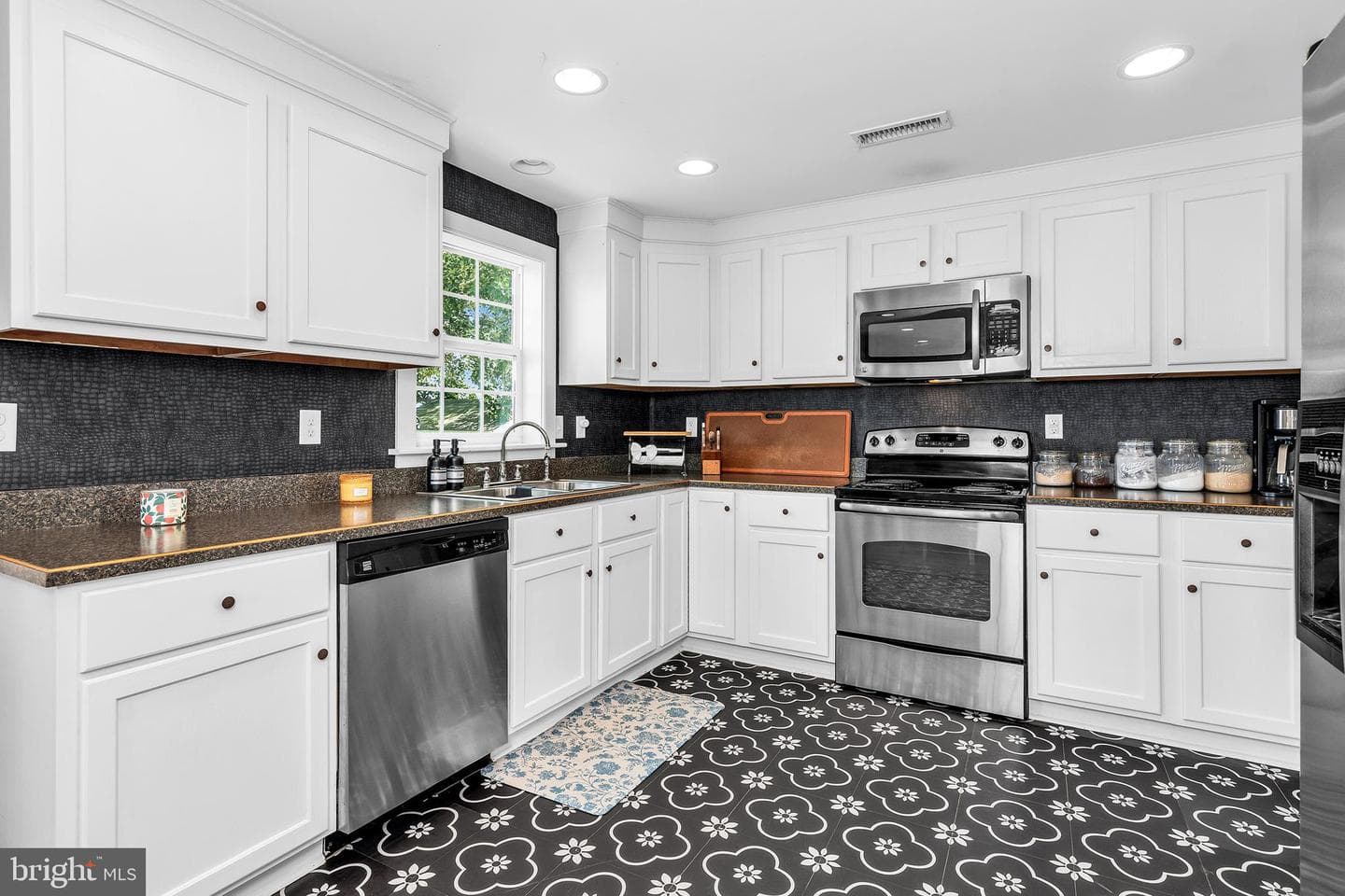 915 Hudson Road photo 16