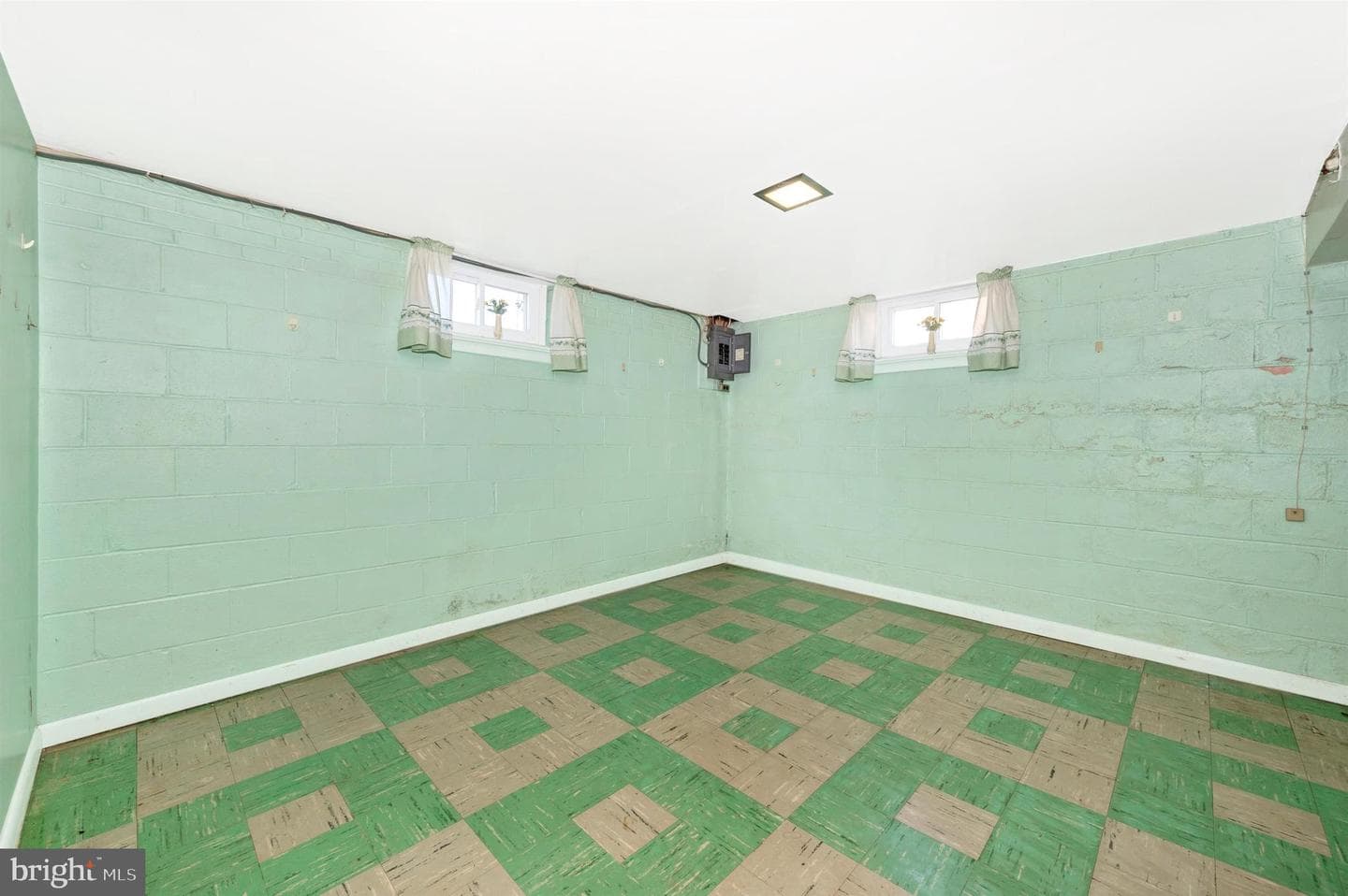 907 Pontiac Avenue photo 30