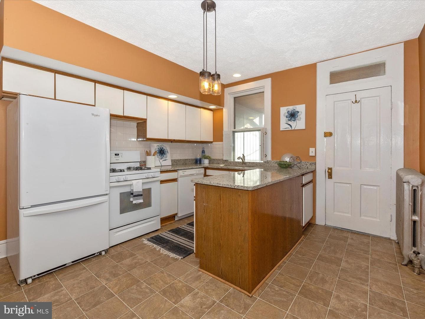 228 E 7th Street photo 20