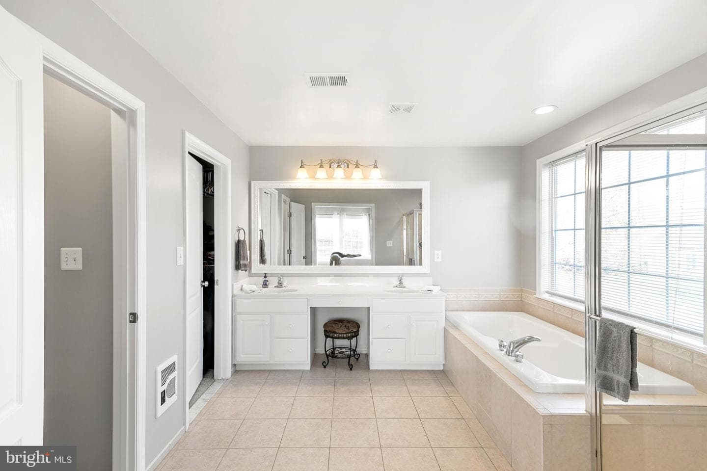 12 Jeffrey Lane photo 68