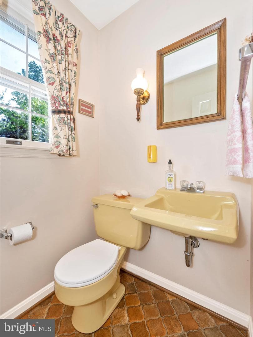 6912 Greenvale Court photo 23