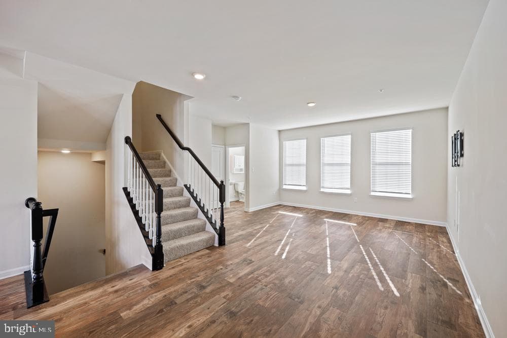 6982 Executive Way photo 2