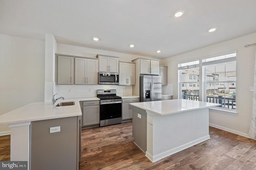 6982 Executive Way photo 3