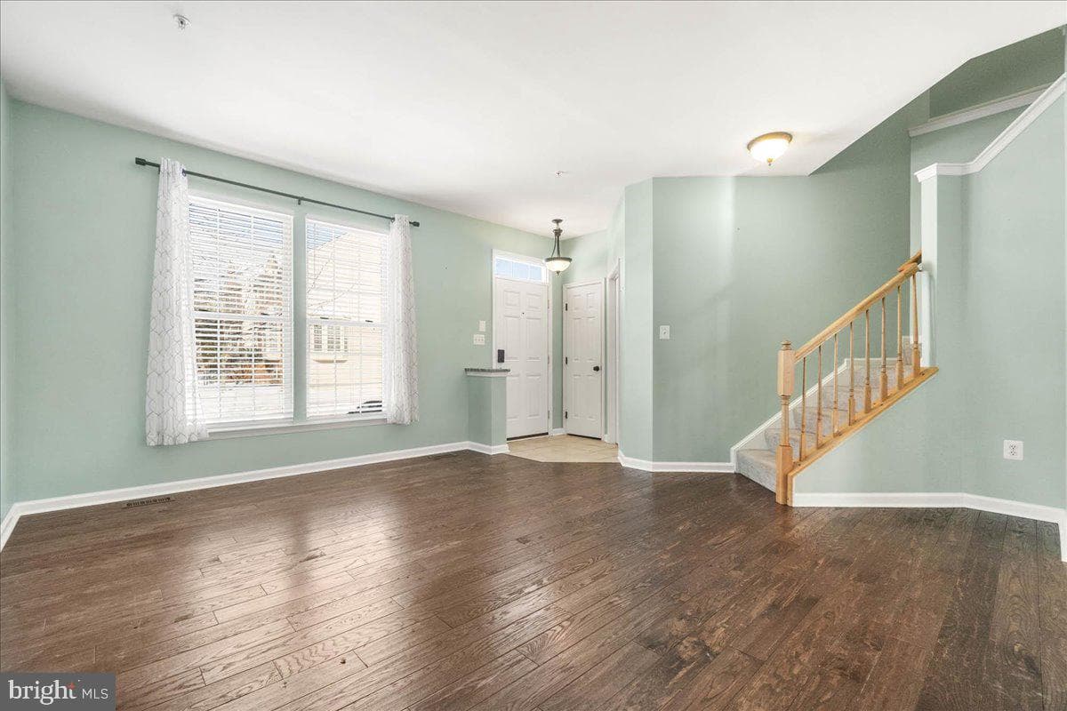 5817 Whiterose Way photo 3