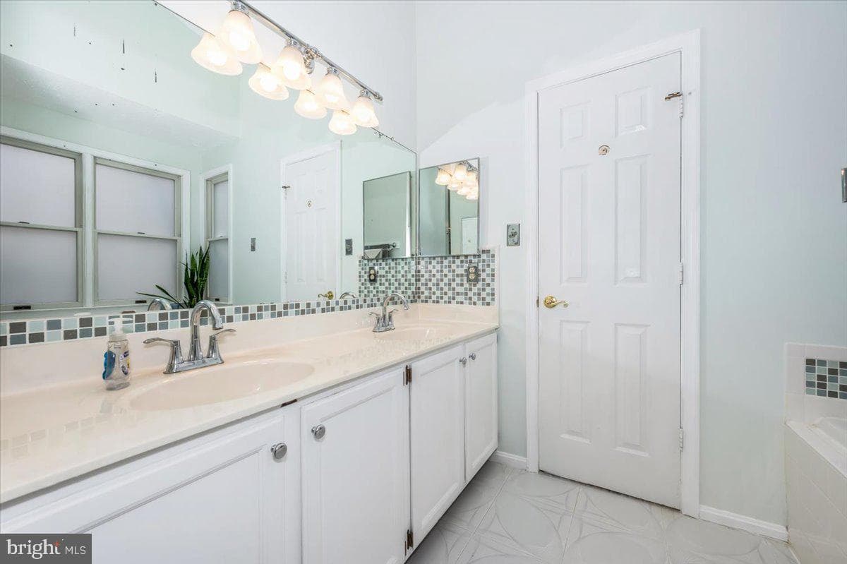 6022 Douglas Avenue photo 34