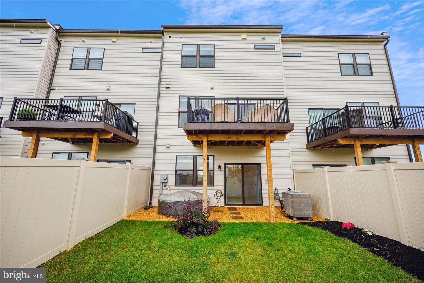 853 Amity Street photo 39