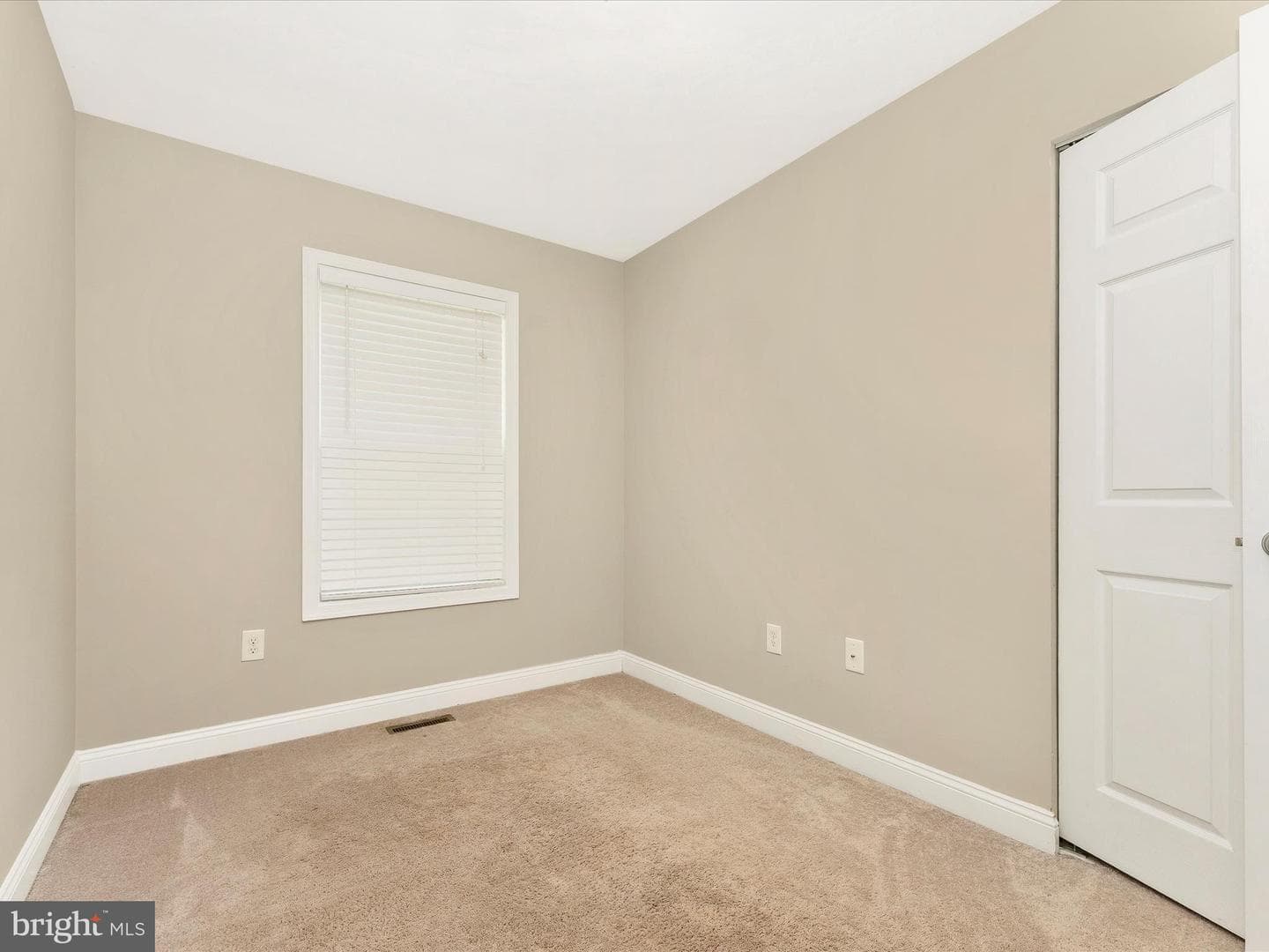 500 Lancaster Place photo 34