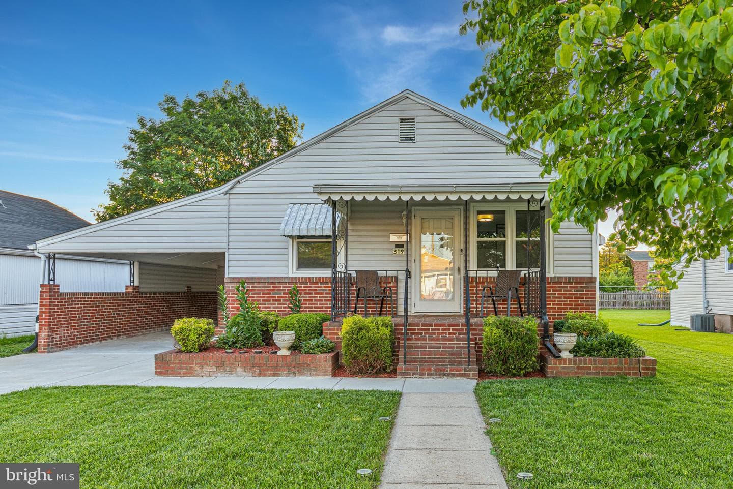 319 Redwood Avenue photo 1