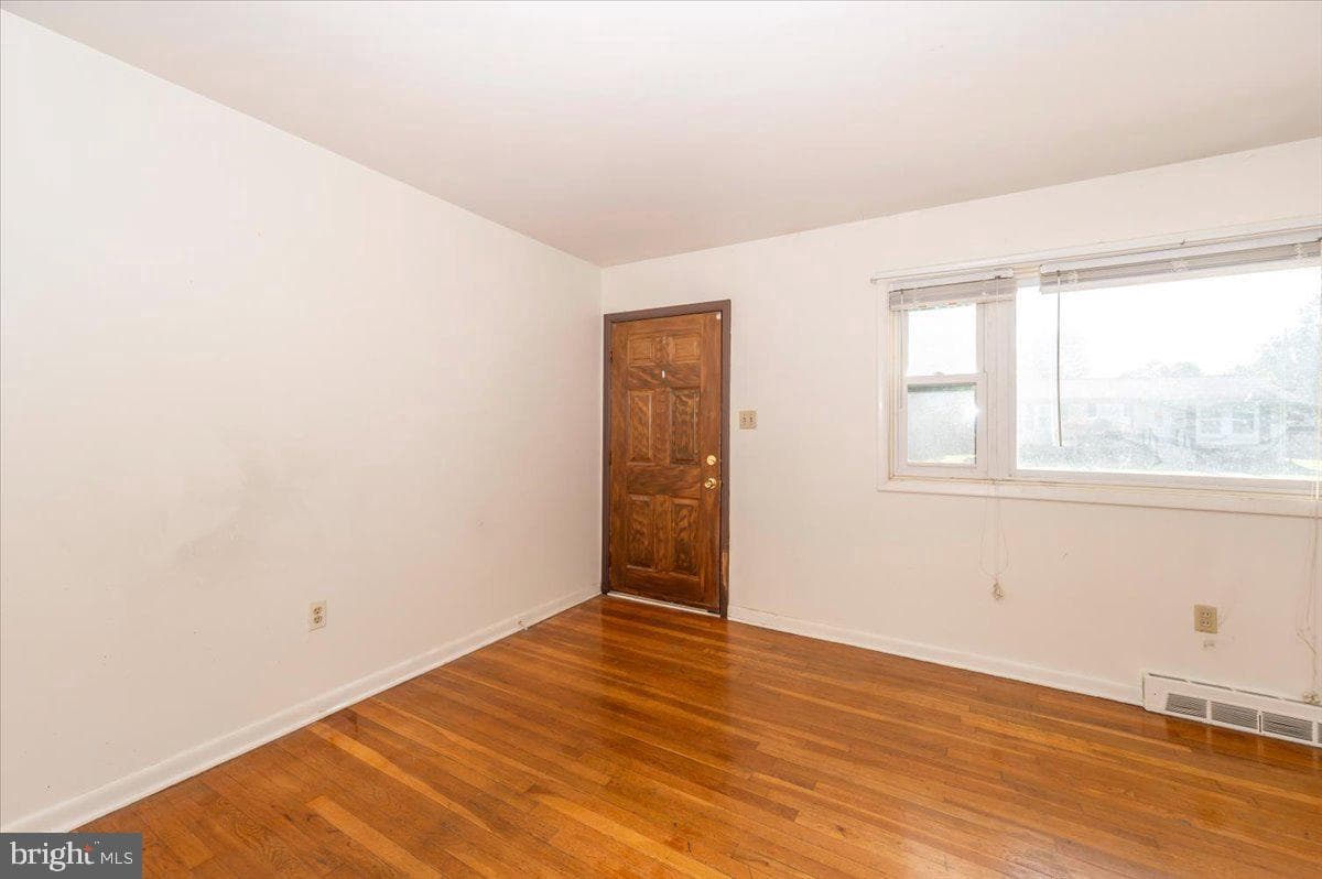 1426 W 11th Street photo 3