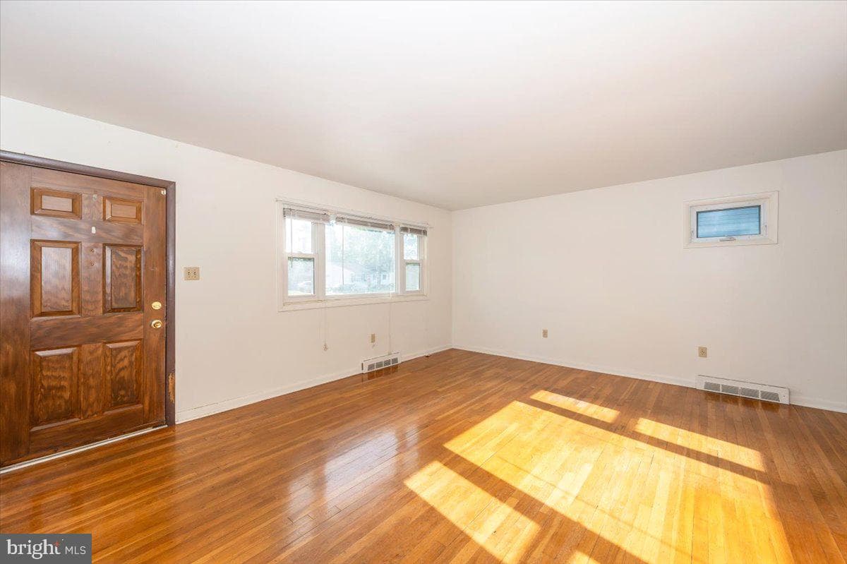 1426 W 11th Street photo 4