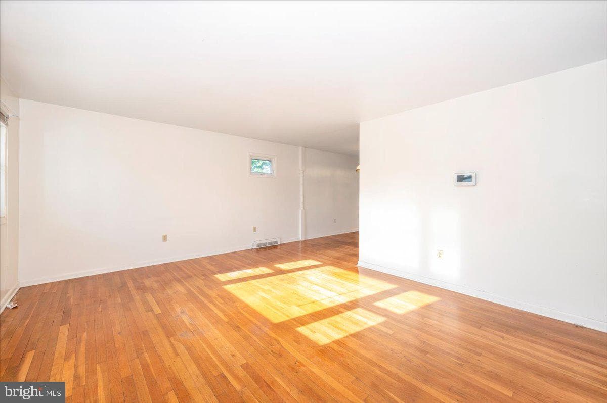1426 W 11th Street photo 8