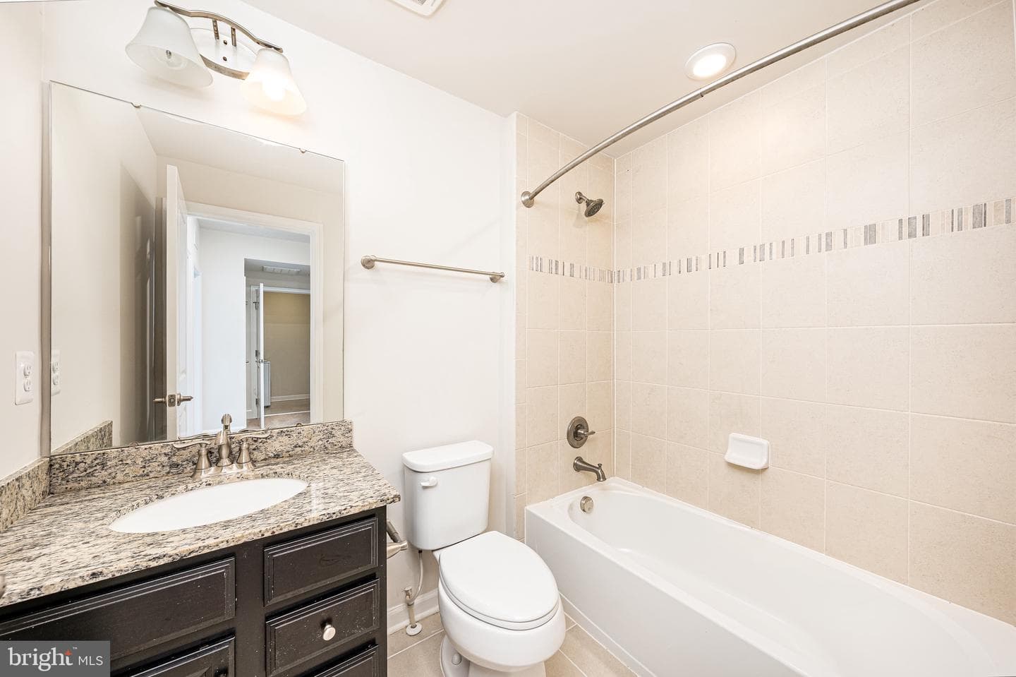 5831 Rochefort Street photo 10