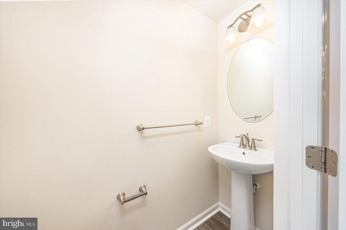 5831 Rochefort Street photo 15