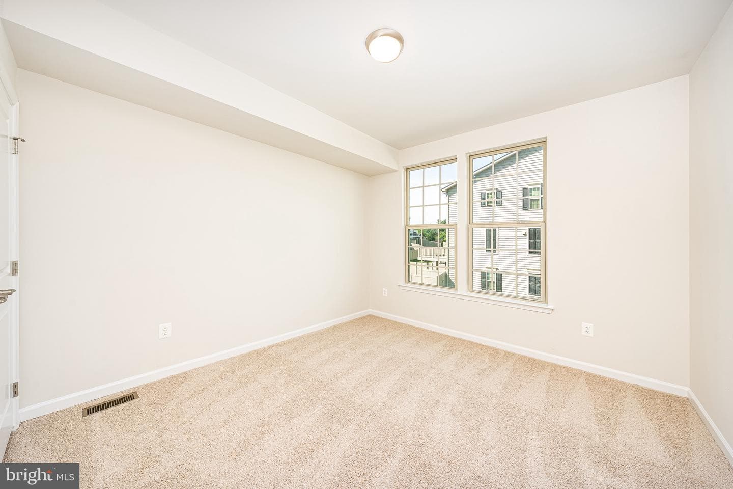 5831 Rochefort Street photo 8