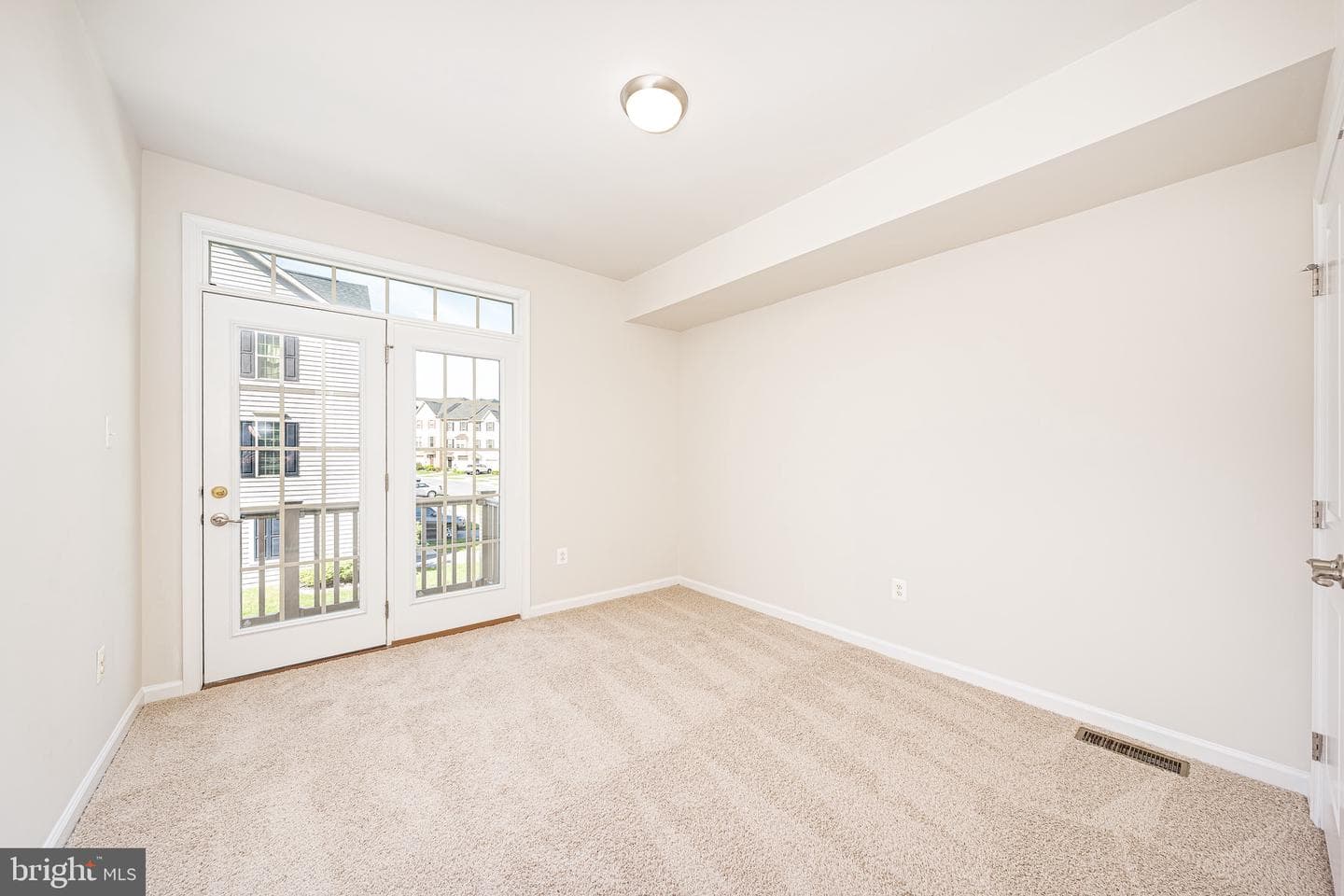 5831 Rochefort Street photo 9