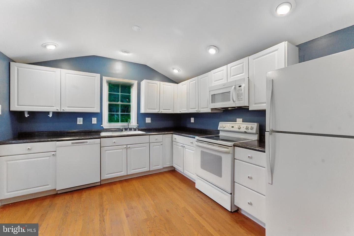 704 E F Street photo 2