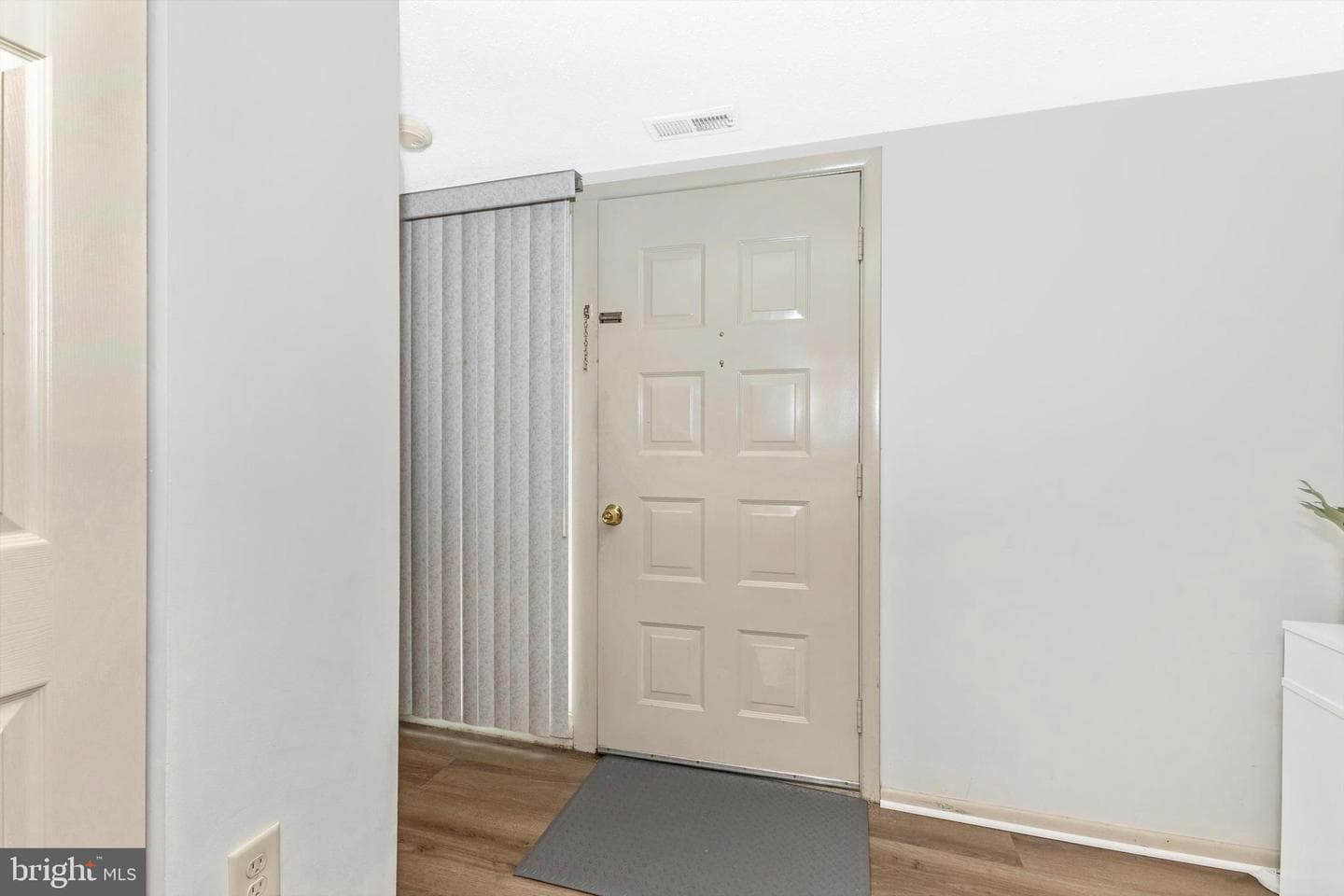 7285 Coachlight Court photo 3