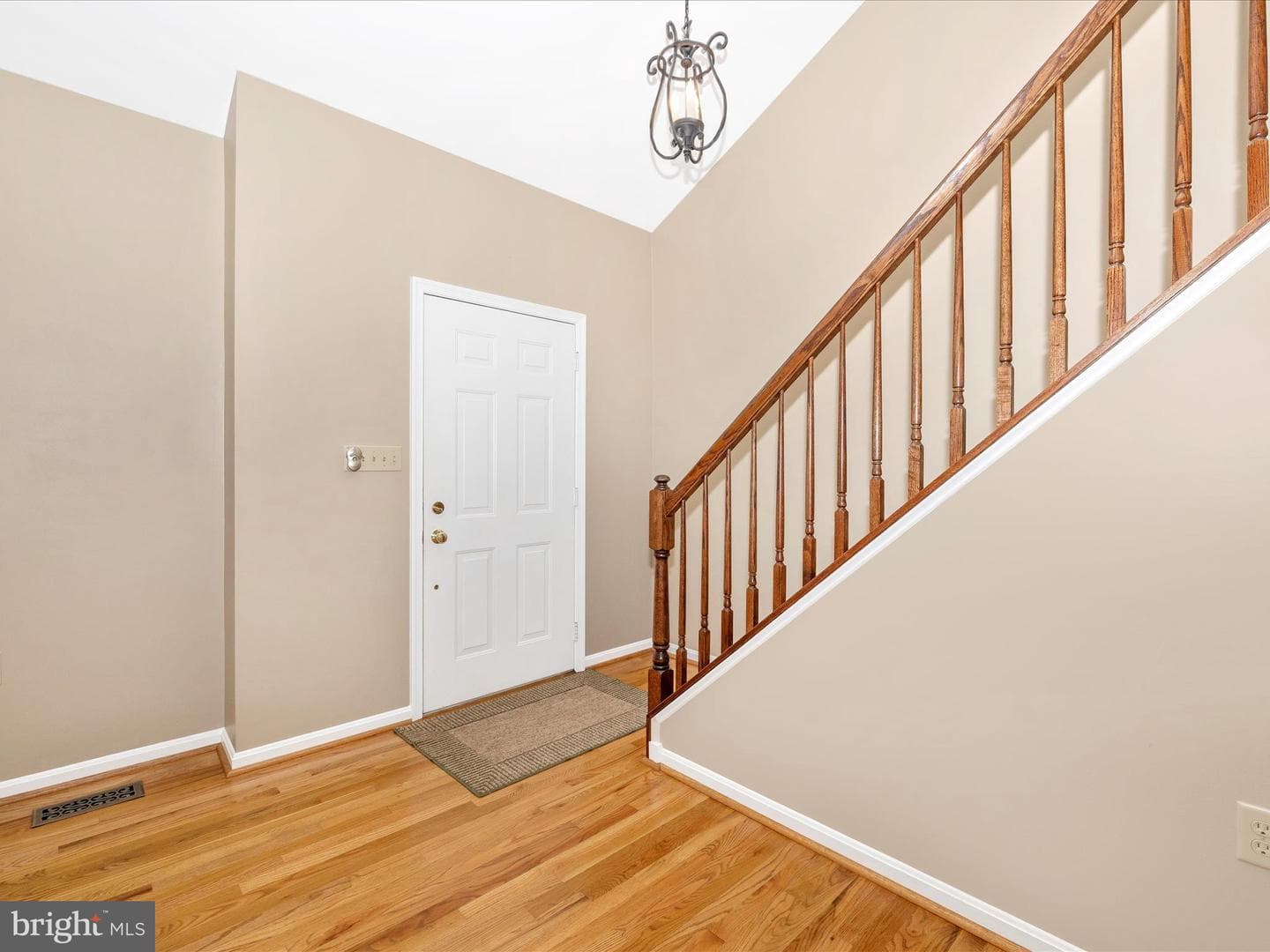 276 Maplewood Place photo 3