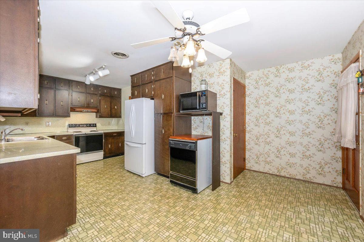 3901 Shadywood Court photo 11