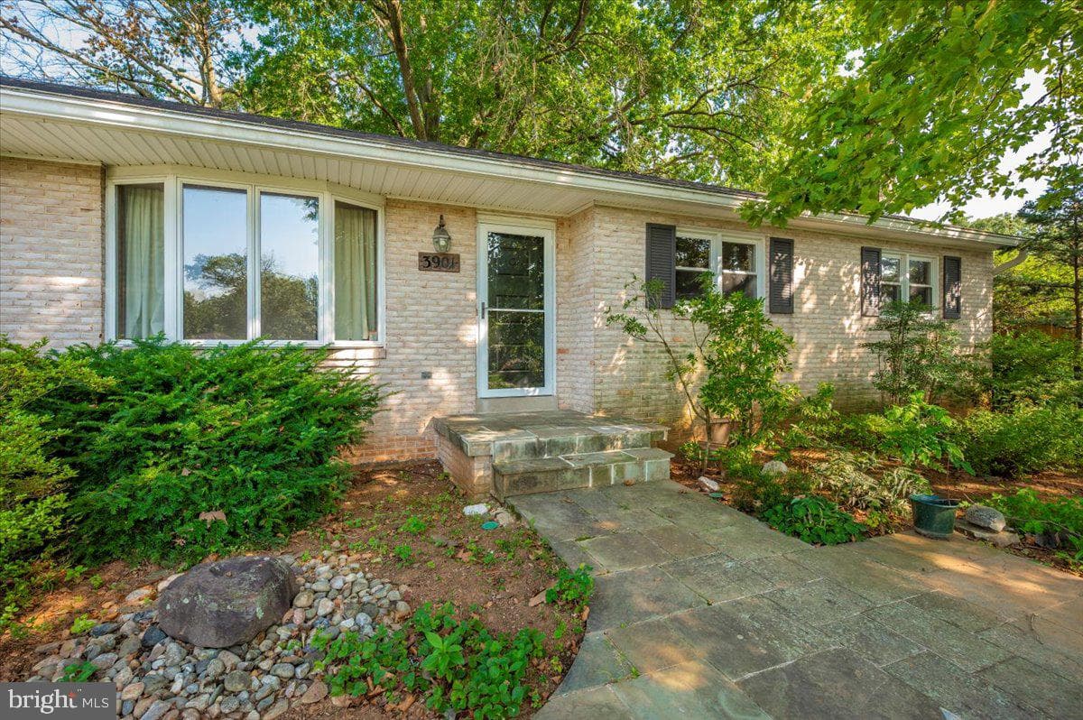 3901 Shadywood Court photo 2