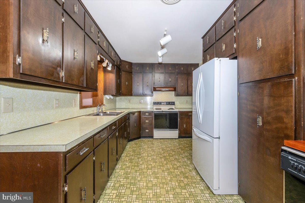 3901 Shadywood Court photo 7