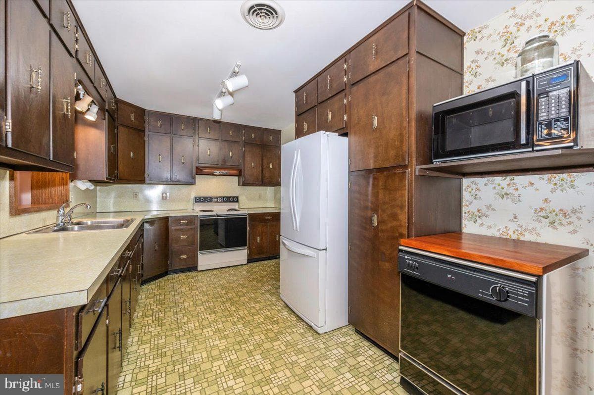 3901 Shadywood Court photo 8