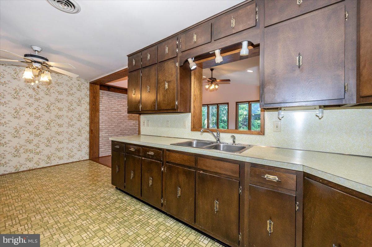 3901 Shadywood Court photo 9