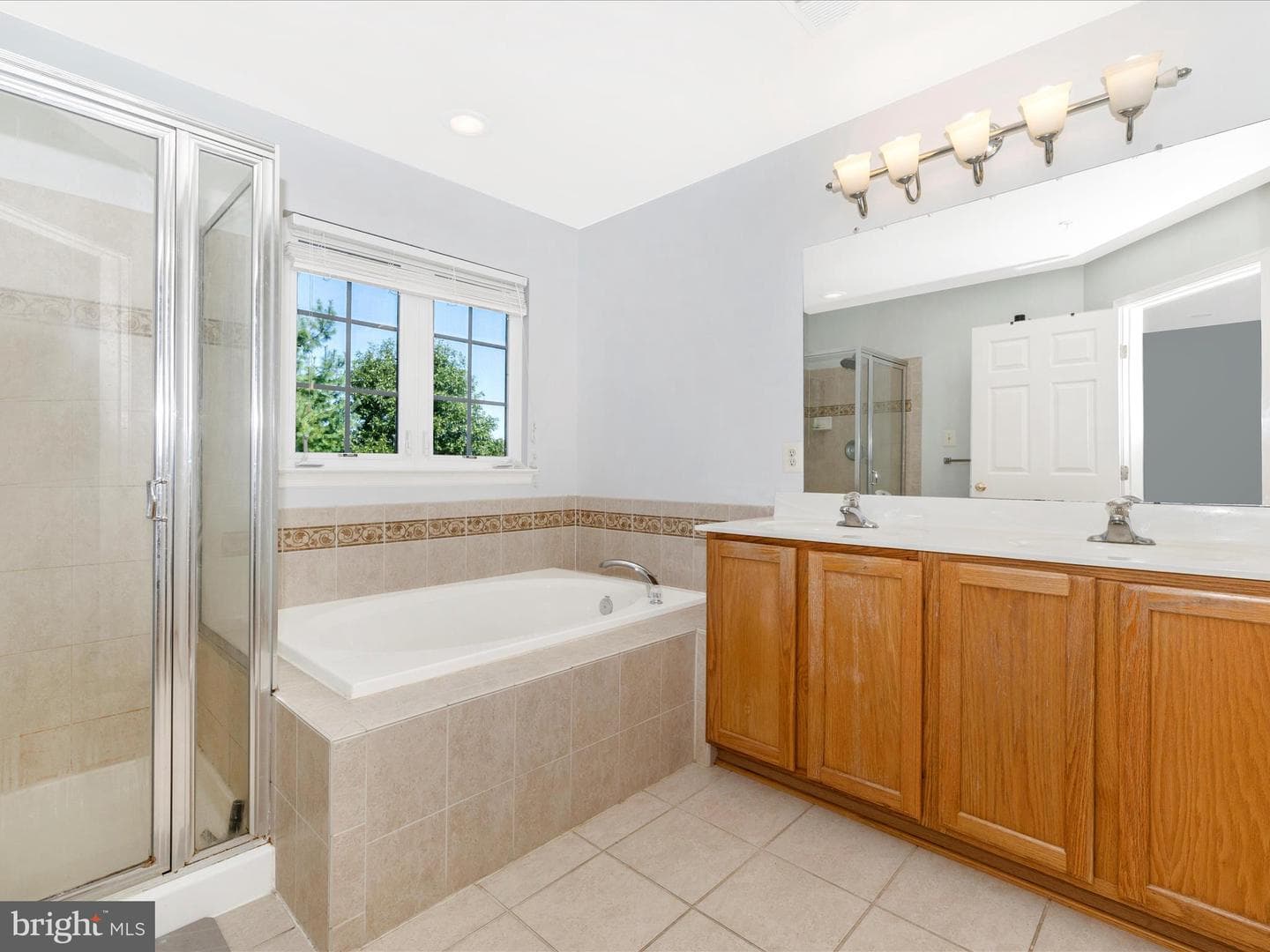 143 Fiona Way photo 21