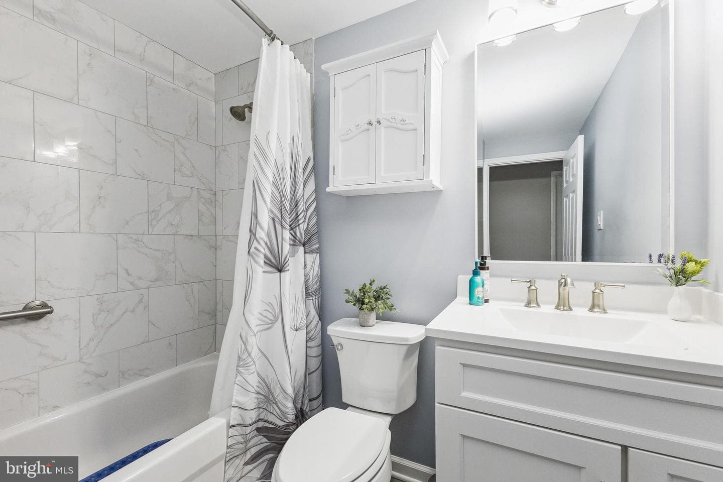 105 Albany Avenue E photo 21