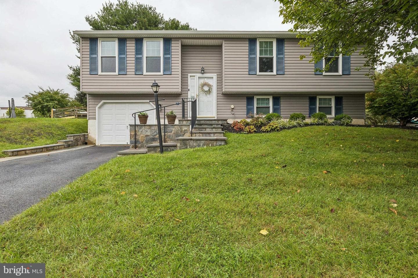 105 Albany Avenue E photo 4