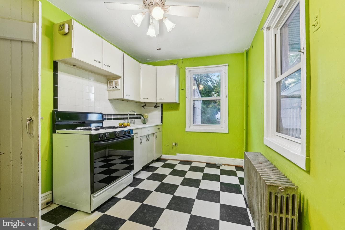210 E 3rd Street photo 9
