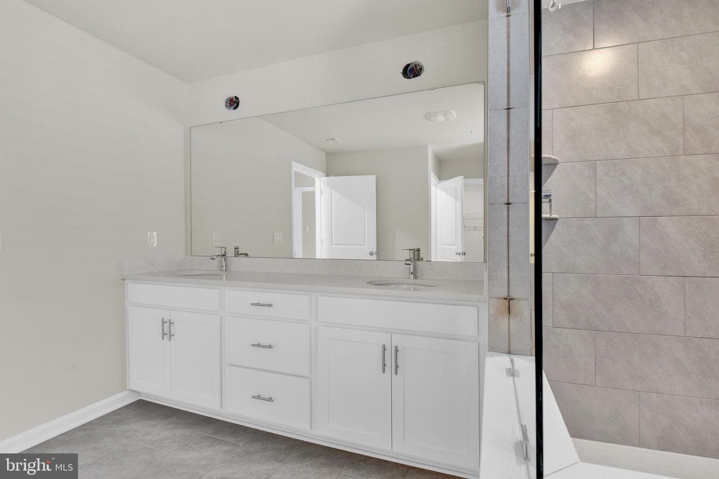 459 Hanson Street photo 25