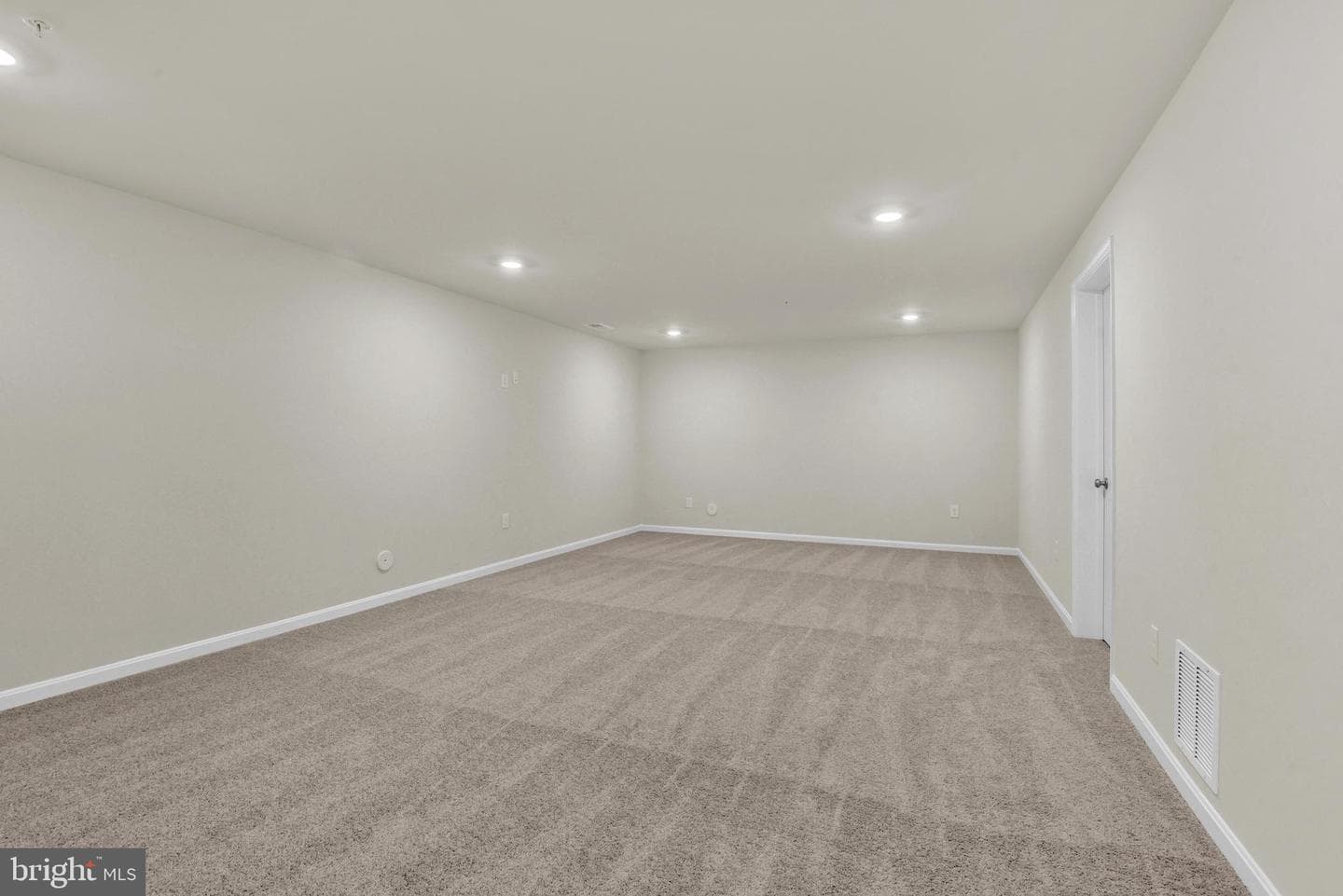 459 Hanson Street photo 27