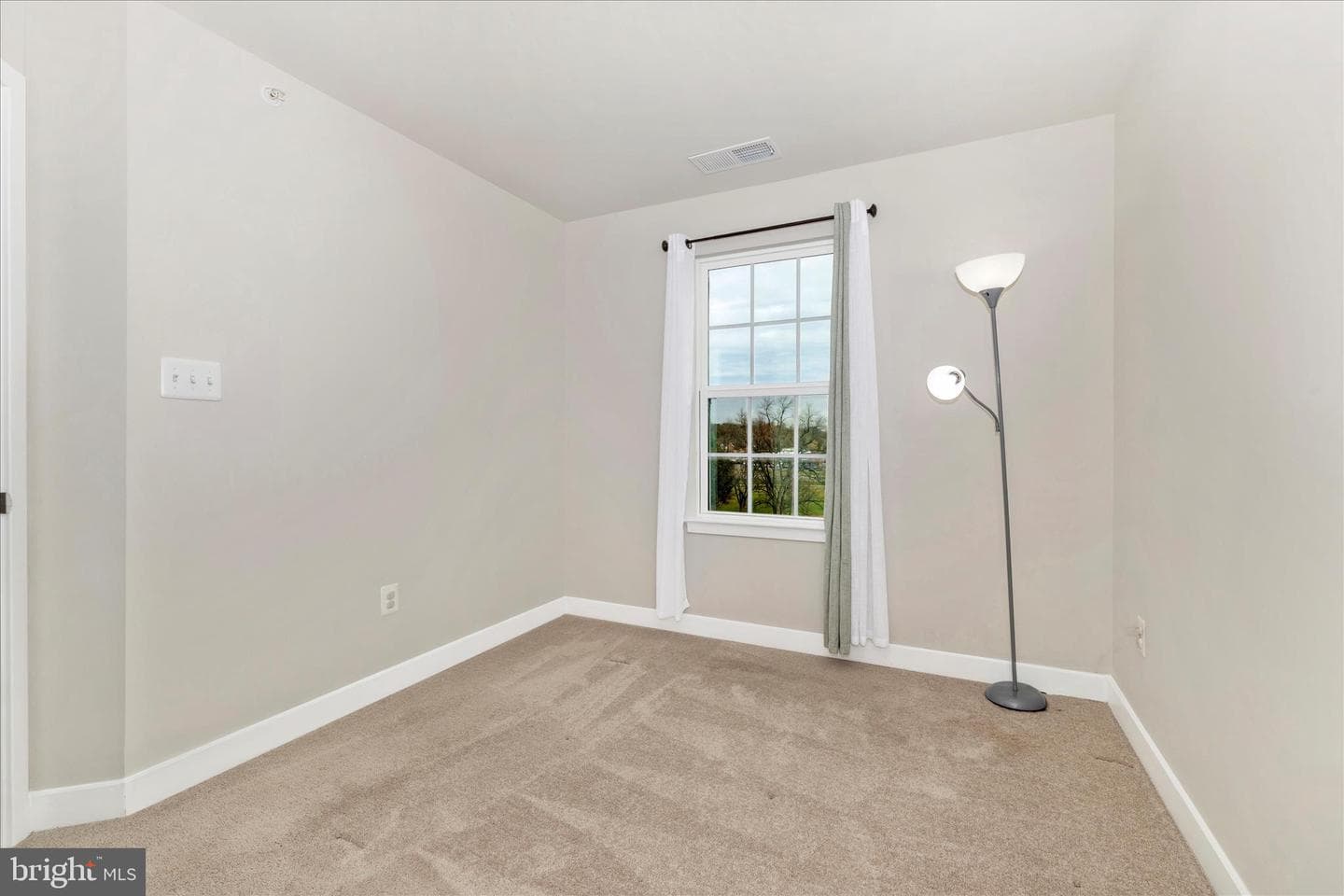 1604 Broadford Park Street photo 41