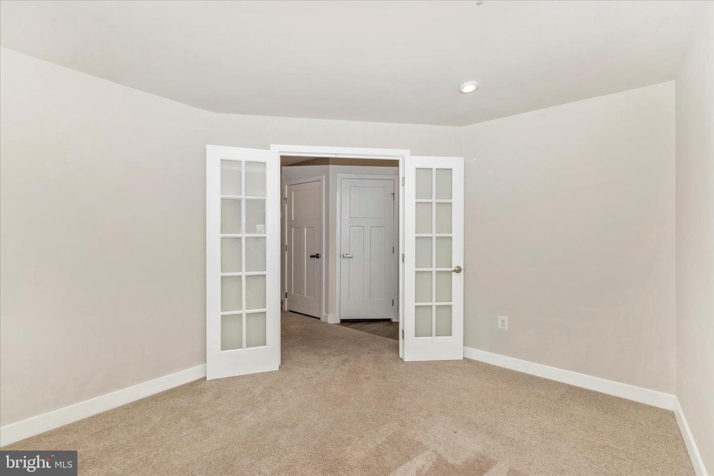 1604 Broadford Park Street photo 5