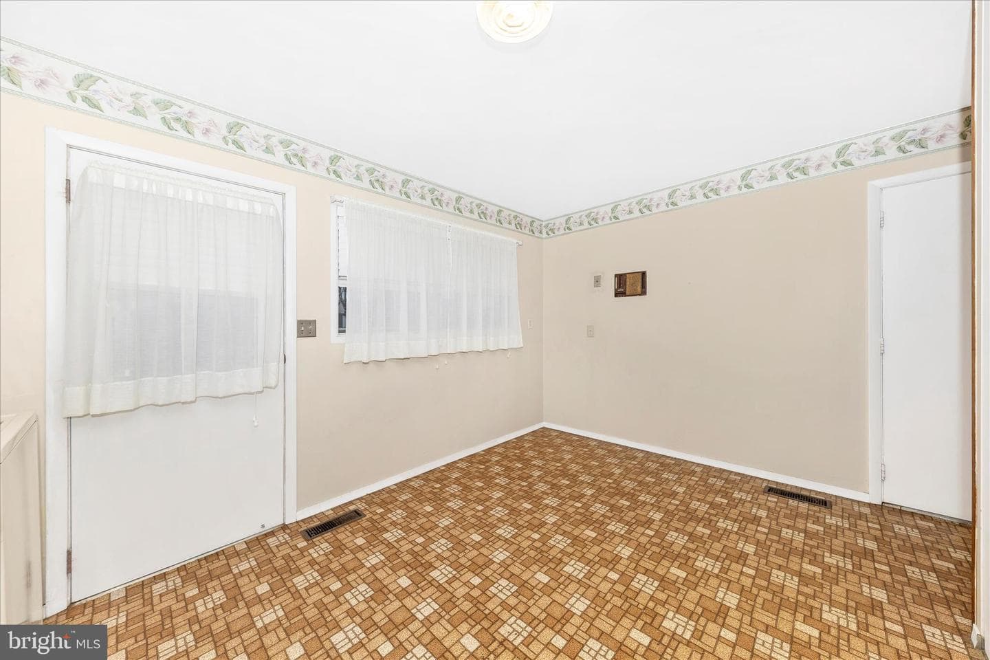 417 Logan Street photo 8