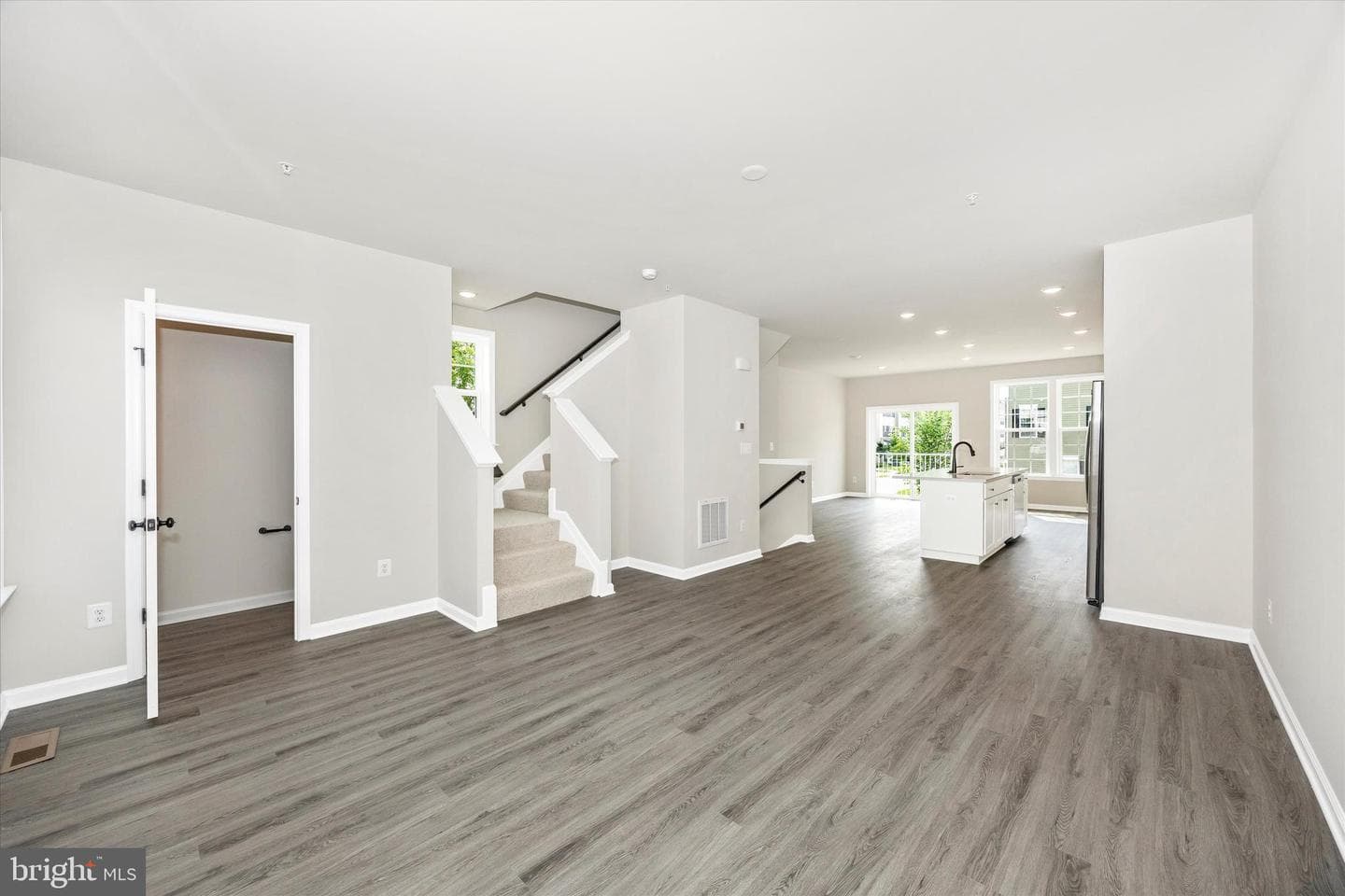 102 Spring Bank Way photo 3