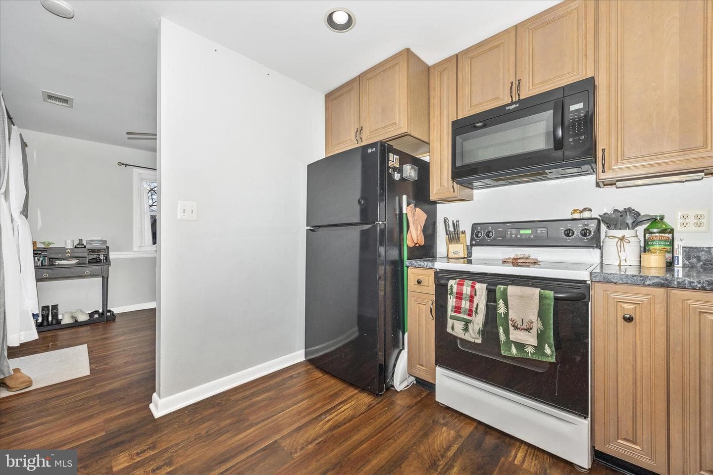 439 Center Street photo 24