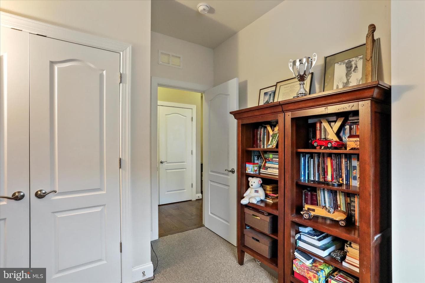 20 Maxwell Square photo 28