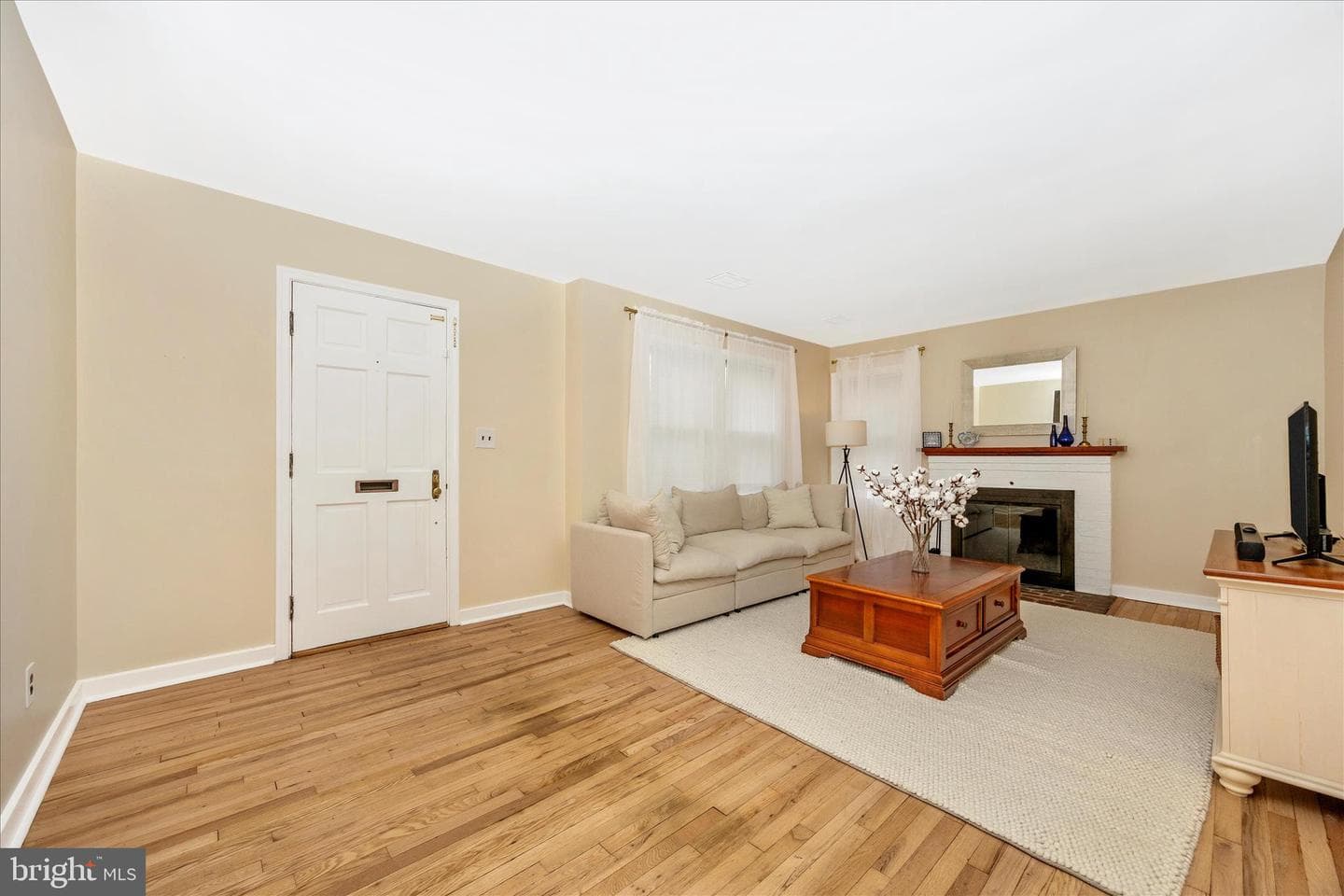 633 Lee Place photo 5